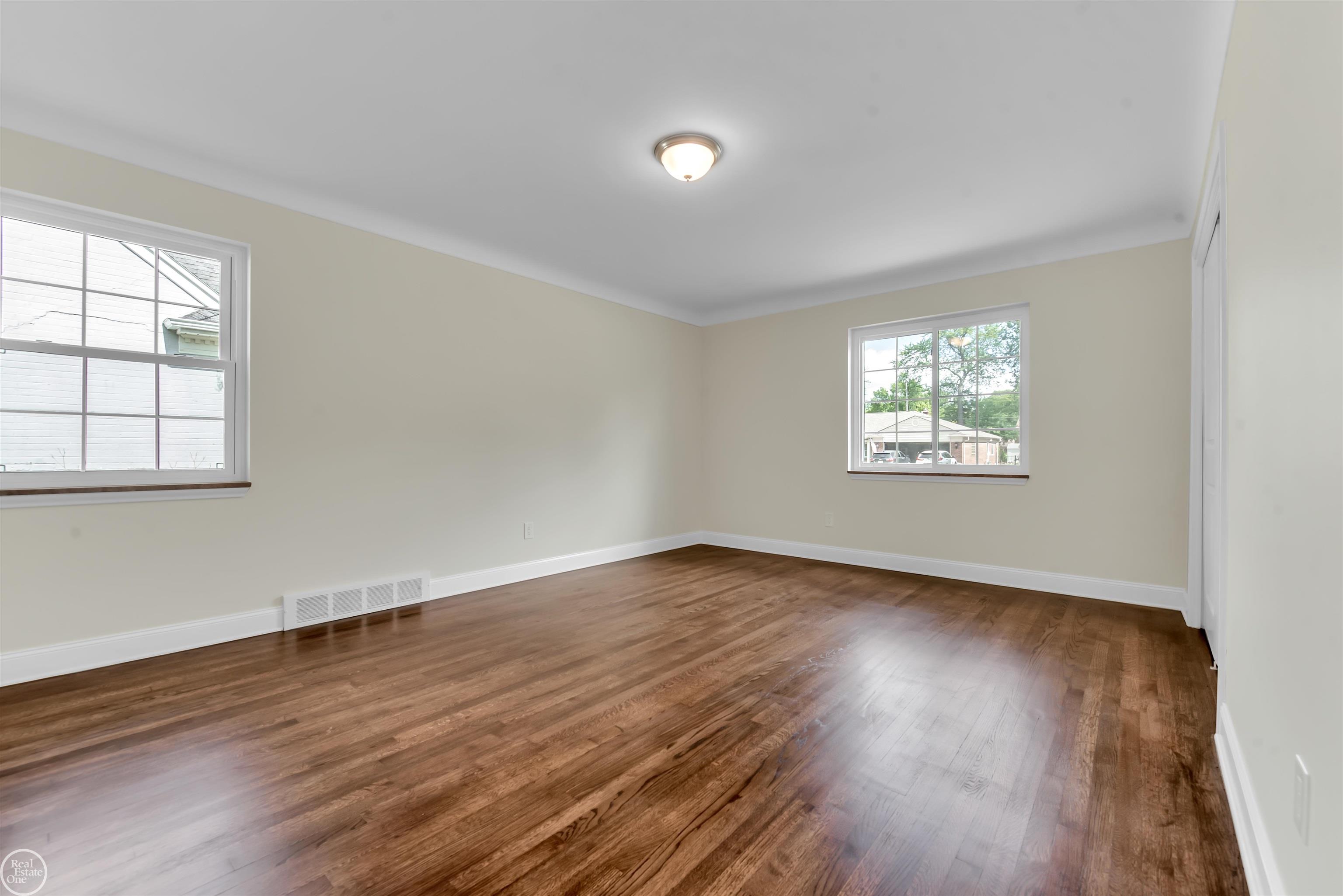 1451 South Renaud Road Grosse Pointe, MI 48236 - Photo 8 of 31 50084361-8.JPG