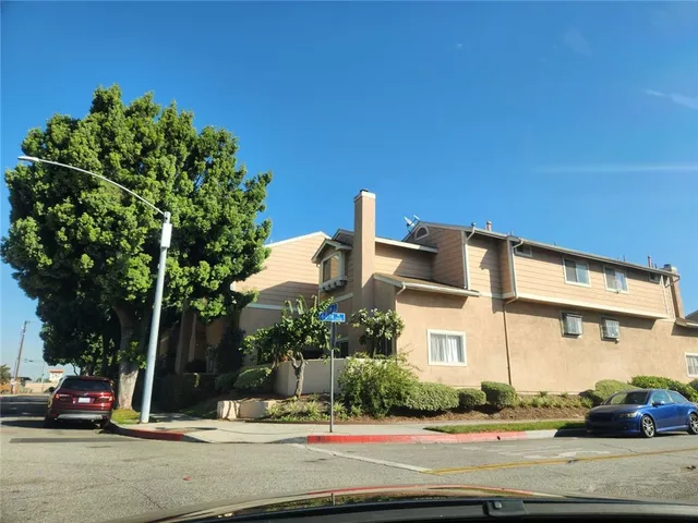 $670,000 | 2915 East 60th Place, Unit A, Huntington Park, CA 90255