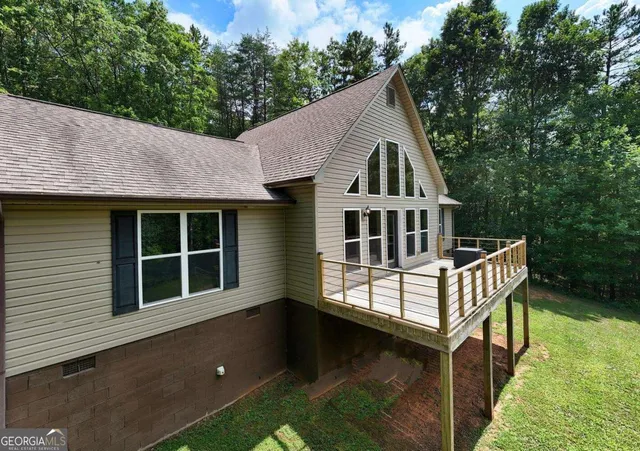 a view of a house with a backyard