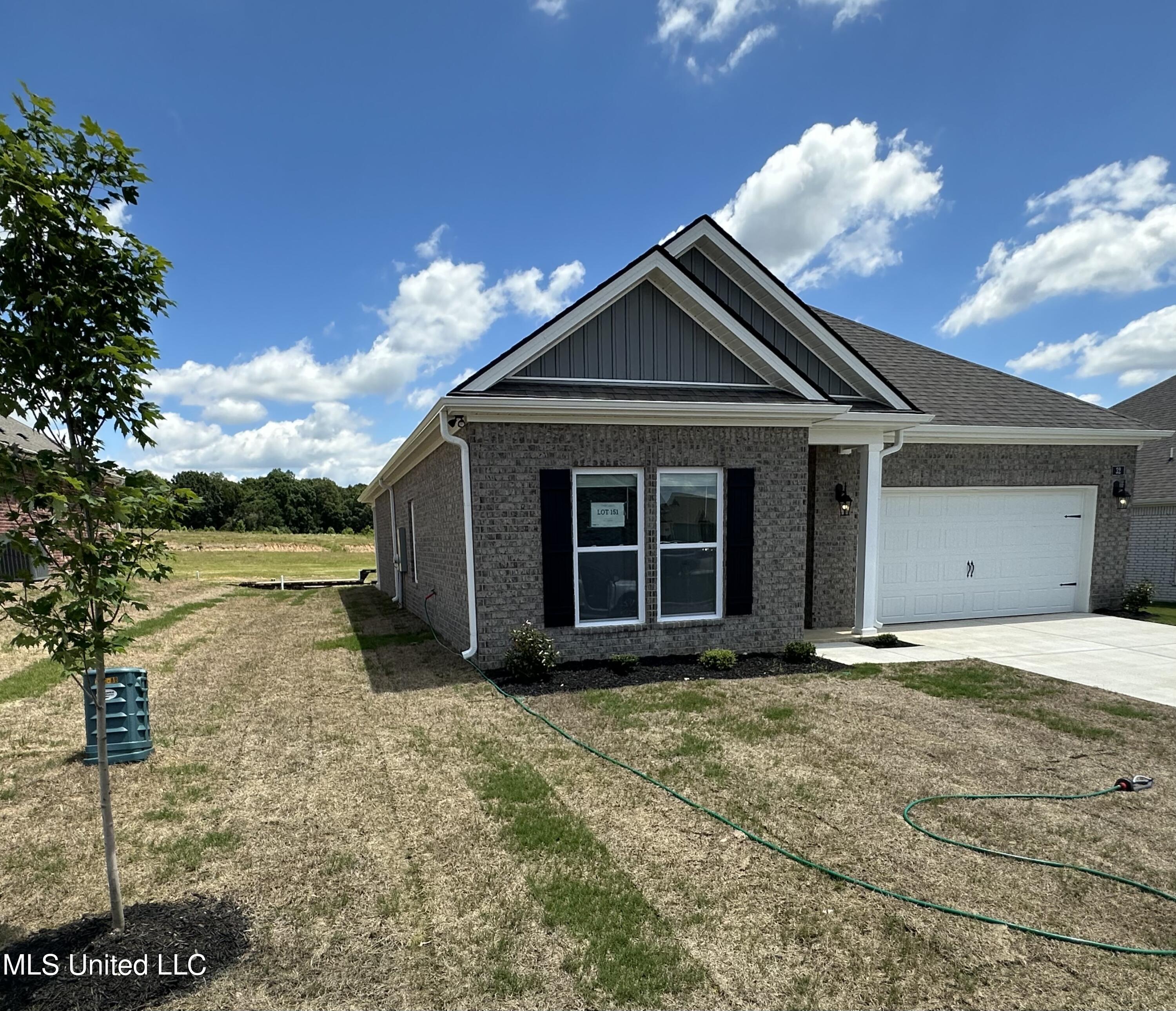 32 Pickwick Place Byhalia, MS 38611 - Photo 2 of 24 IMG_1044