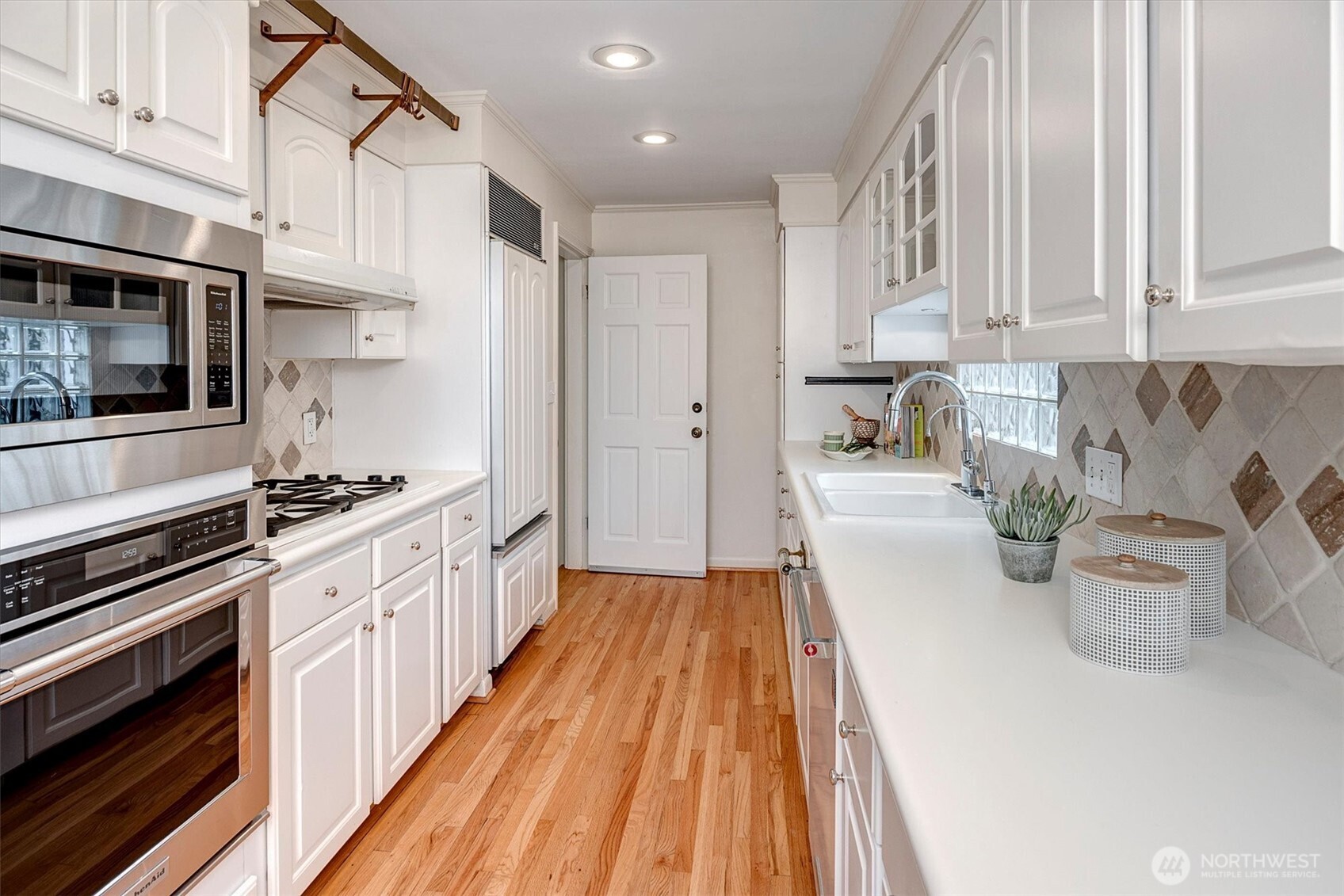 3240 West Viewmont Way West Seattle, WA 98199 - Photo 14 of 37