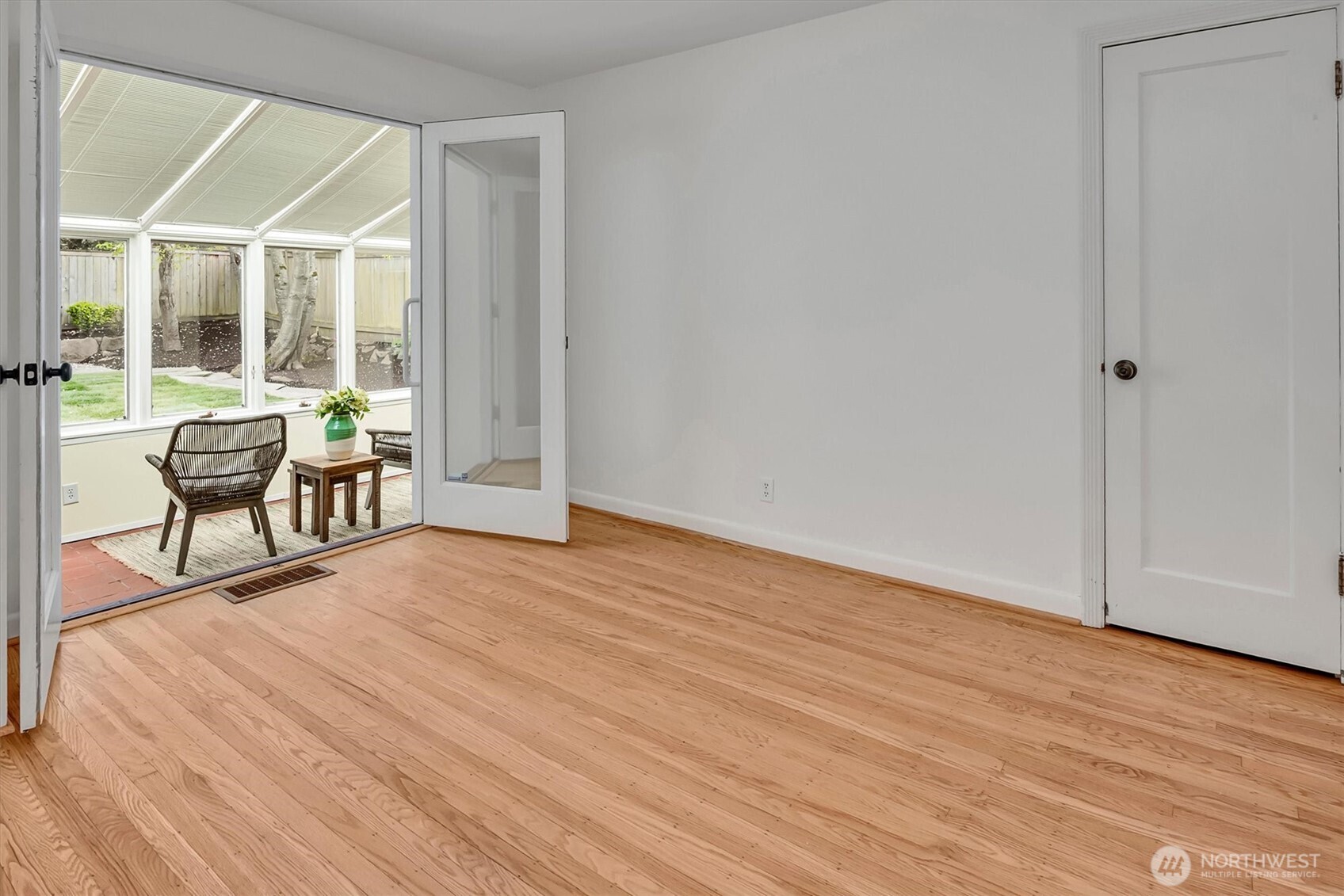 3240 West Viewmont Way West Seattle, WA 98199 - Photo 16 of 37