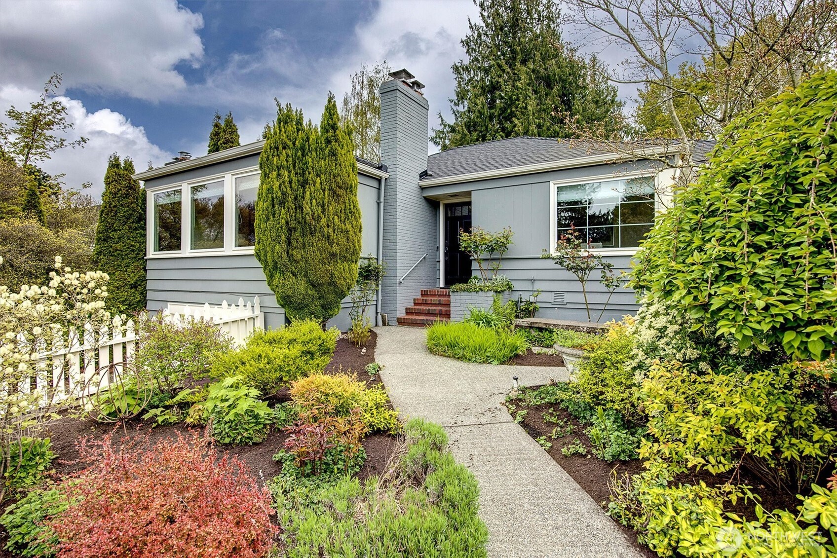 3240 West Viewmont Way West Seattle, WA 98199 - Photo 3 of 37