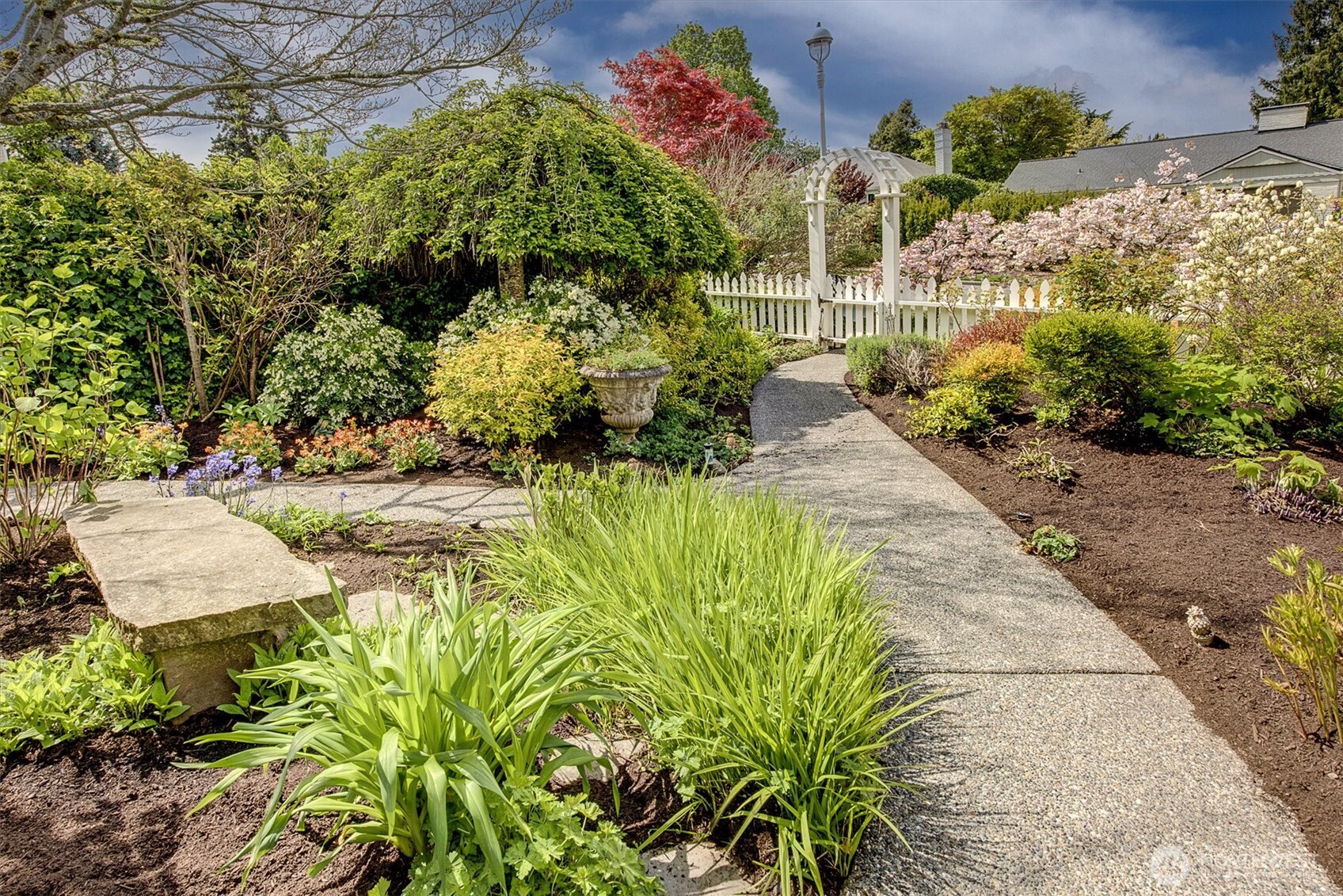 3240 West Viewmont Way West Seattle, WA 98199 - Photo 4 of 37
