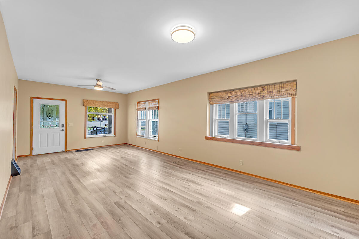 1718 Flett Avenue Racine, WI 53405 - Photo 2 of 20 Lower living