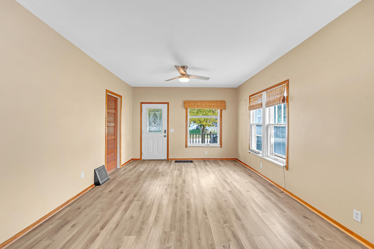 1718 Flett Avenue Racine, WI 53405 - Photo 3 of 20 Living Room