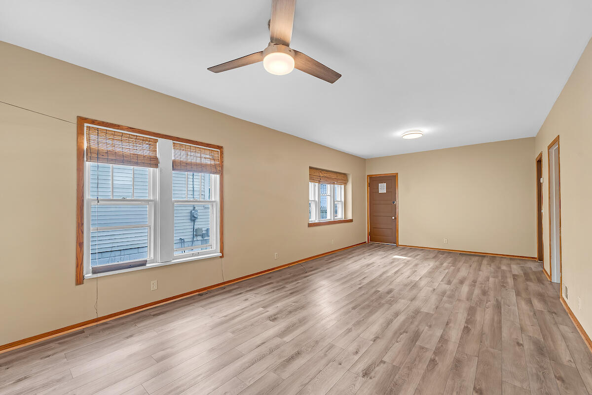 1718 Flett Avenue Racine, WI 53405 - Photo 4 of 20 Lower Living