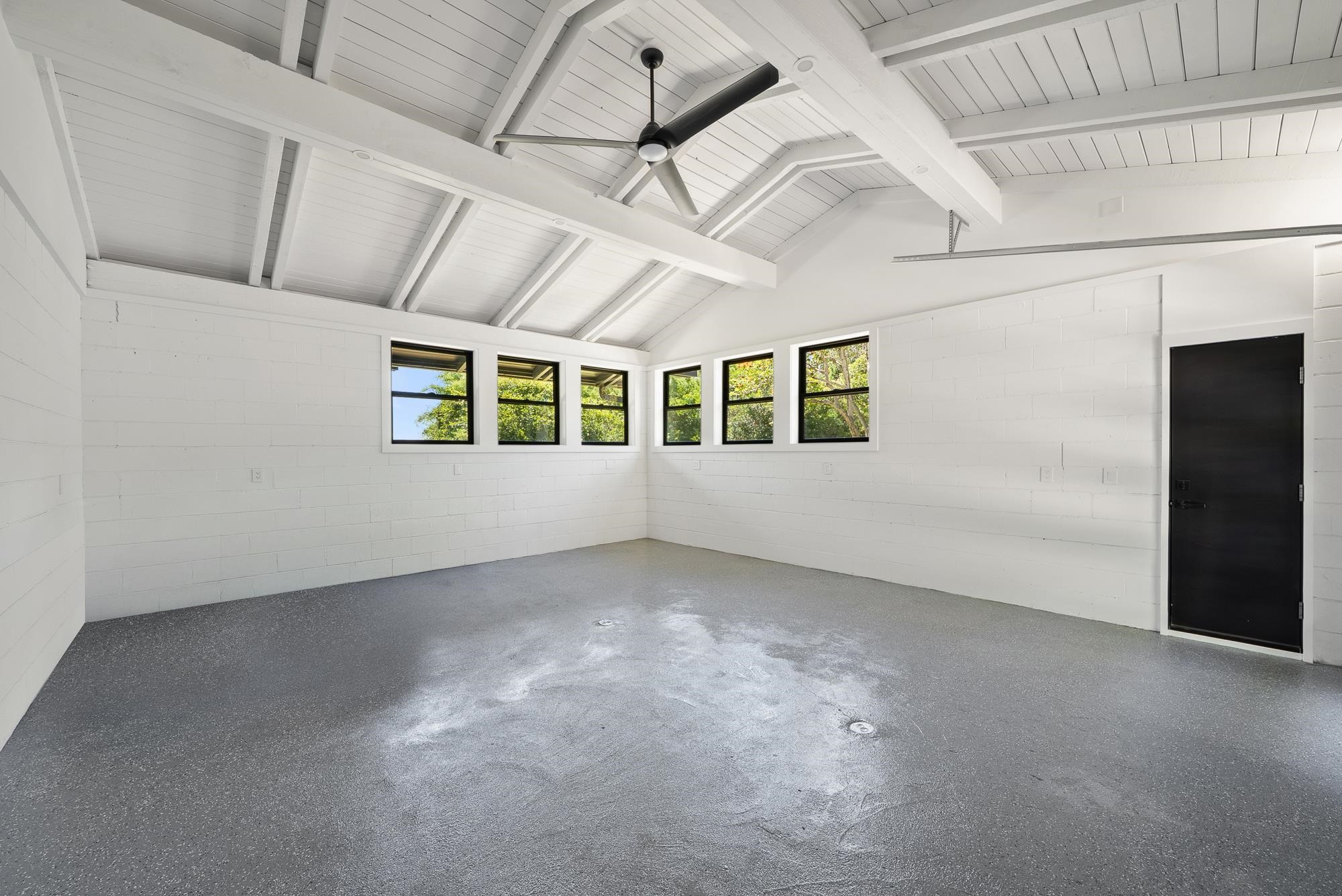 965 Hog Back Road Haiku, HI 96708 - Photo 37 of 44 an empty room with windows