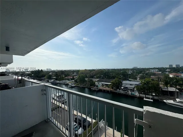 $1,950 | 2000 Northeast 135th Street, Unit 606, North Miami, FL 33181