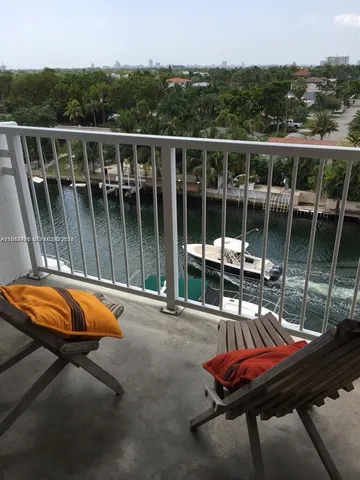 $1,950 | 2000 Northeast 135th Street, Unit 606, North Miami, FL 33181