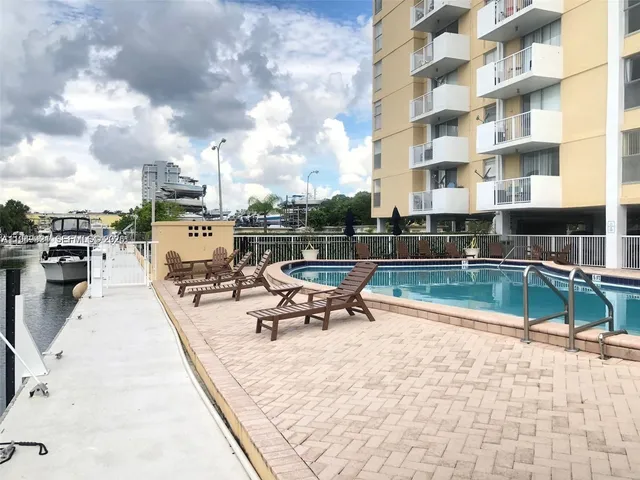 $1,950 | 2000 Northeast 135th Street, Unit 606, North Miami, FL 33181
