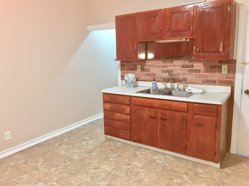 23 Sullivan Street Springfield, MA 01104 - Photo 3 of 23