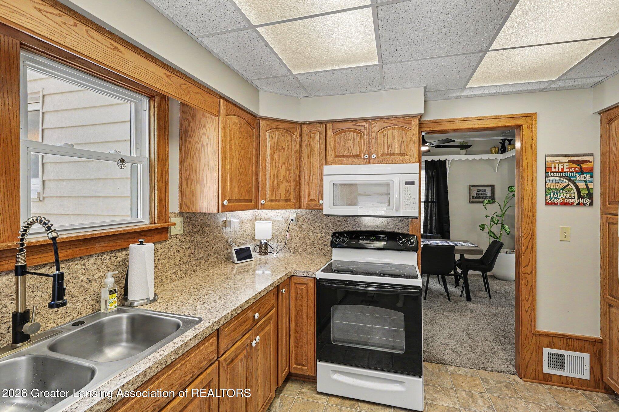 1712 Osborn Road Lansing, MI 48915 - Photo 12 of 34 011_file_3189