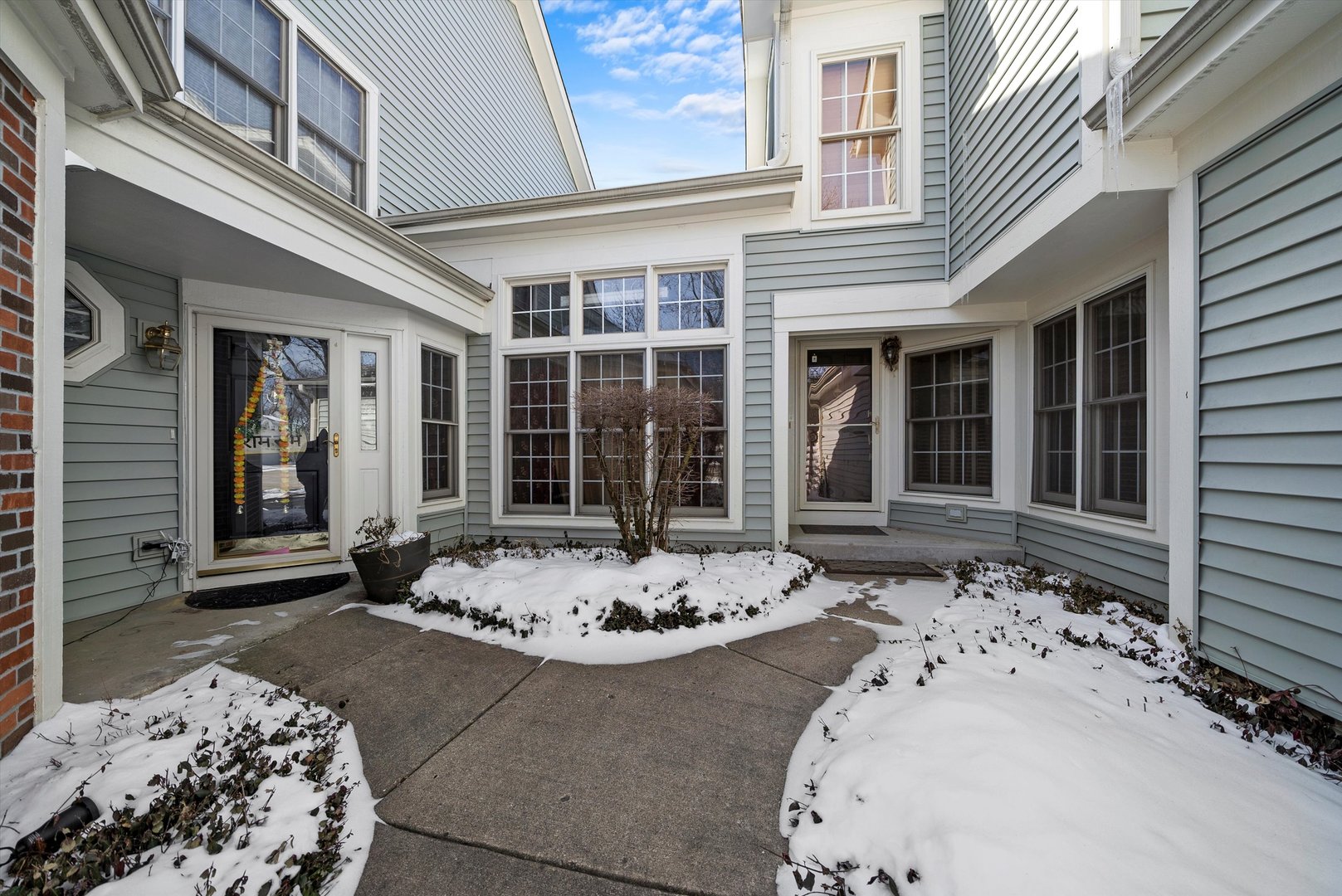 289 Ripplebrook Court Schaumburg, IL 60173 - Photo 29 of 31 a front view of a house