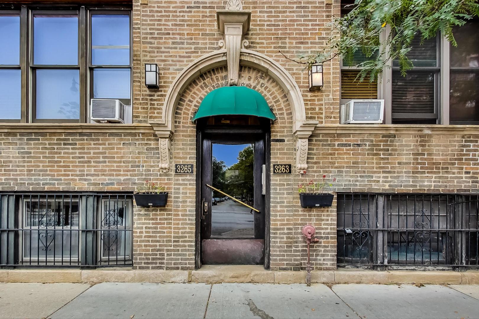 3263 North Broadway, Unit 3 Chicago, IL 60657 - Photo 12 of 37 a front view of a house