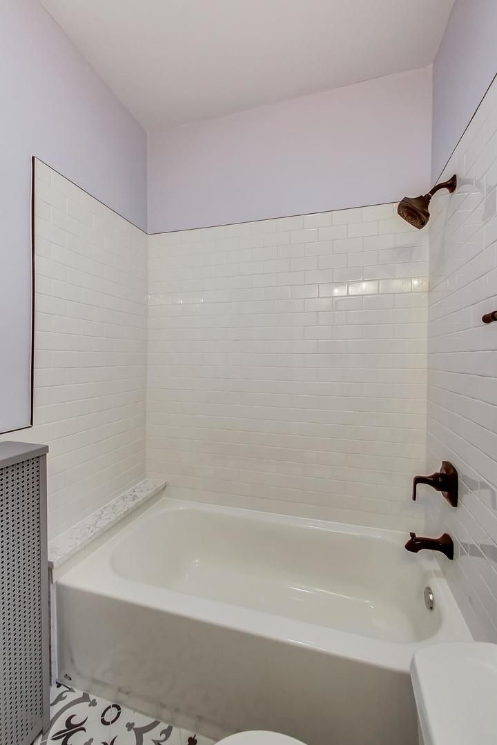 3263 North Broadway, Unit 3 Chicago, IL 60657 - Photo 25 of 37 a bathroom with a bathtub