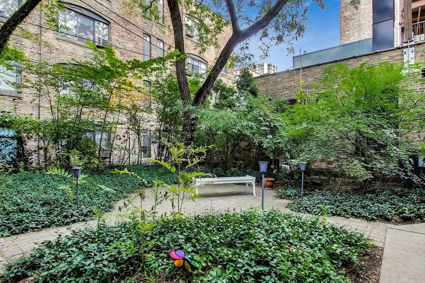 3263 North Broadway, Unit 3 Chicago, IL 60657 - Photo 35 of 37 a garden view with sitting space