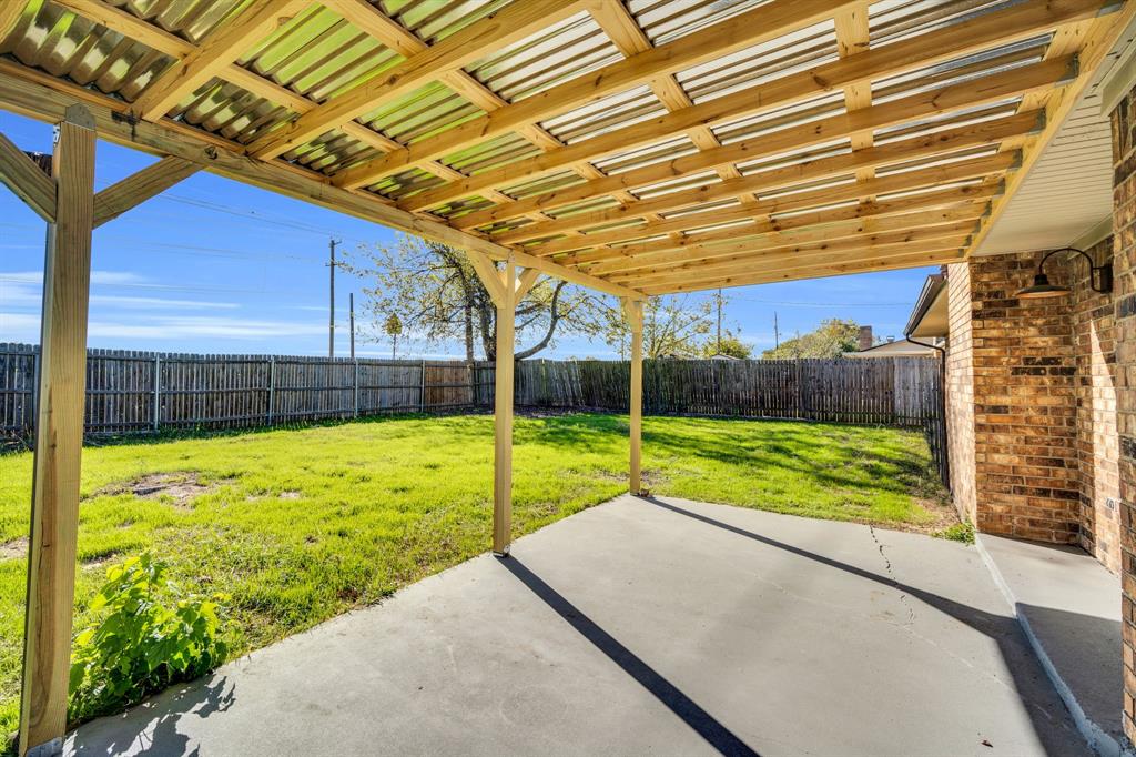 221 North Edgefield Road Waxahachie, TX 75165 - Photo 24 of 27 a view of a backyard with wooden fence