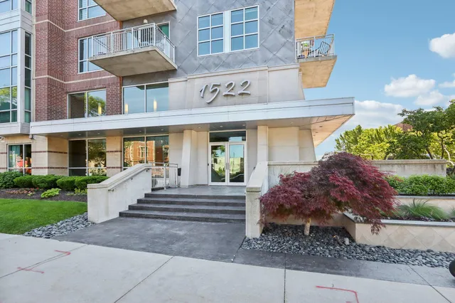 $749,000 | 1522 North Prospect Avenue, Unit 902, Milwaukee, WI 53202