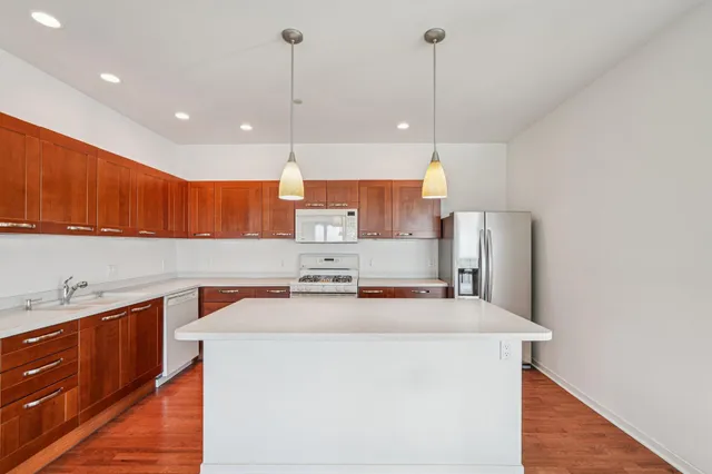 $749,000 | 1522 North Prospect Avenue, Unit 902, Milwaukee, WI 53202