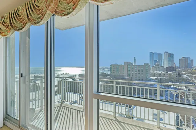 $749,000 | 1522 North Prospect Avenue, Unit 902, Milwaukee, WI 53202