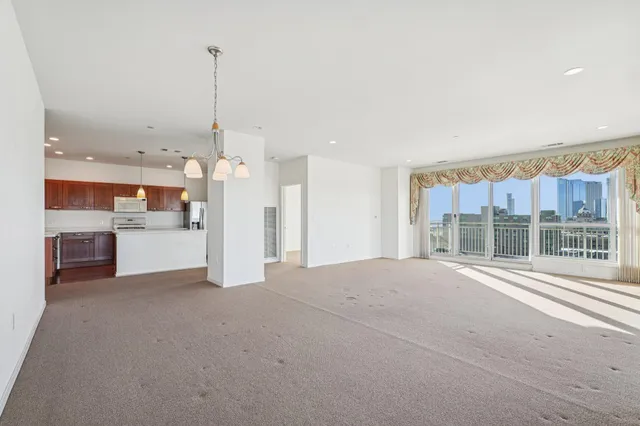 $749,000 | 1522 North Prospect Avenue, Unit 902, Milwaukee, WI 53202