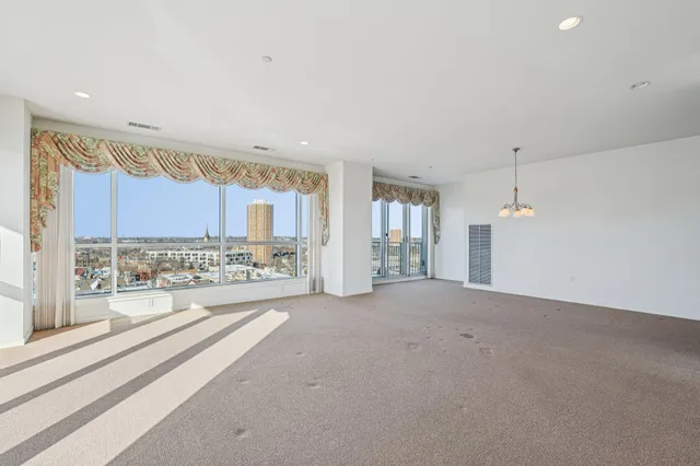 $749,000 | 1522 North Prospect Avenue, Unit 902, Milwaukee, WI 53202