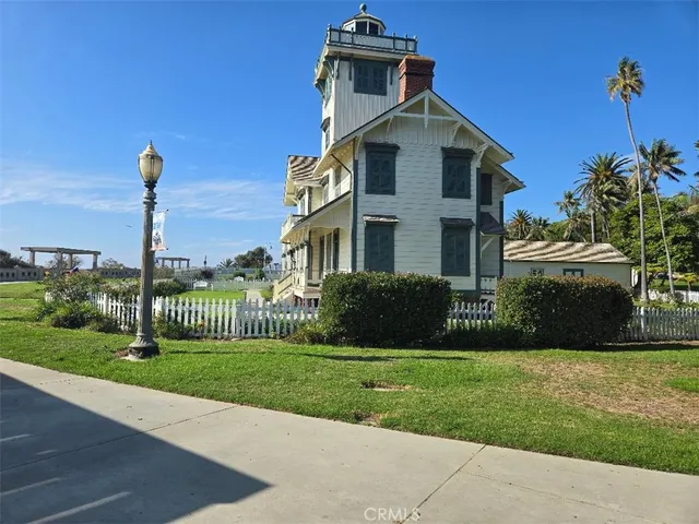 a view of a parking area