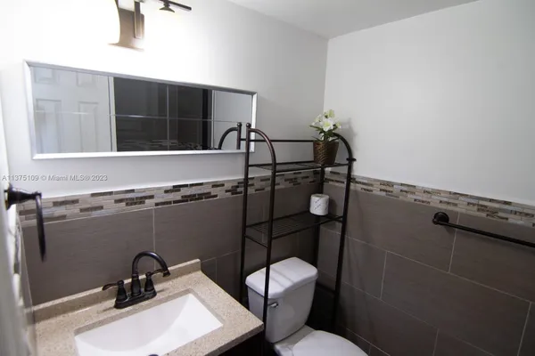 $2,500 | 753 Michigan Avenue, Unit 3D, Miami Beach, FL 33139