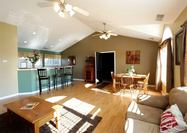 $899 | 3800 Falcon Crest Drive, Louisville, KY 40219