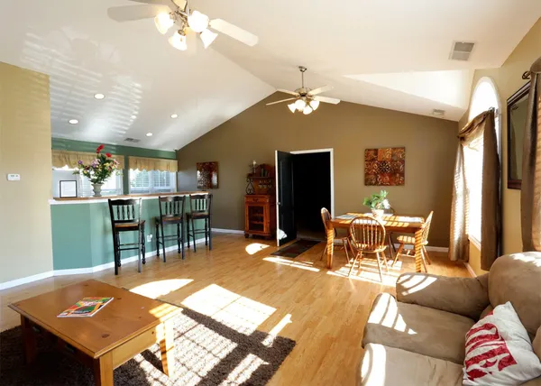 $899 | 3800 Falcon Crest Drive, Louisville, KY 40219