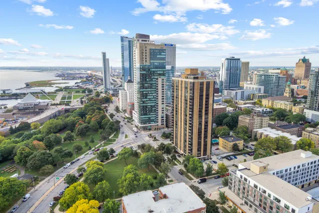 $1,295,000 | 929 North Astor Street, Unit 2706/2708, Milwaukee, WI 53202