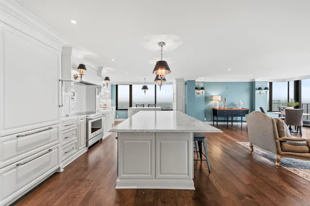 $1,295,000 | 929 North Astor Street, Unit 2706/2708, Milwaukee, WI 53202