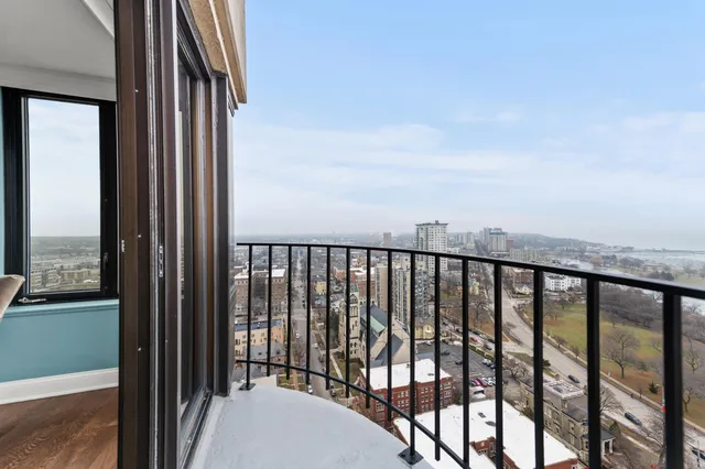 $1,295,000 | 929 North Astor Street, Unit 2706/2708, Milwaukee, WI 53202