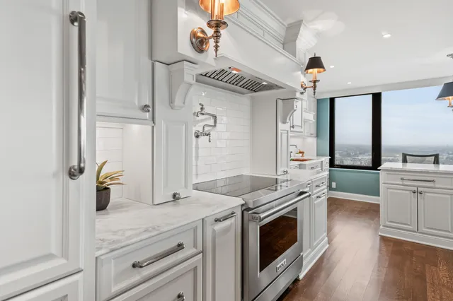 $1,295,000 | 929 North Astor Street, Unit 2706/2708, Milwaukee, WI 53202