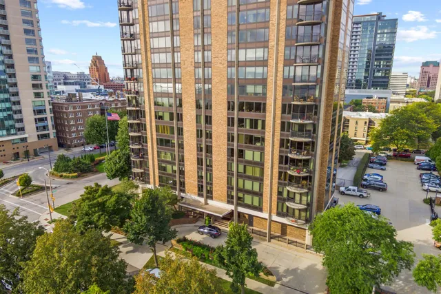 $1,295,000 | 929 North Astor Street, Unit 2706/2708, Milwaukee, WI 53202