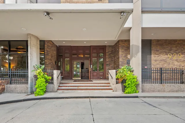 $1,295,000 | 929 North Astor Street, Unit 2706/2708, Milwaukee, WI 53202