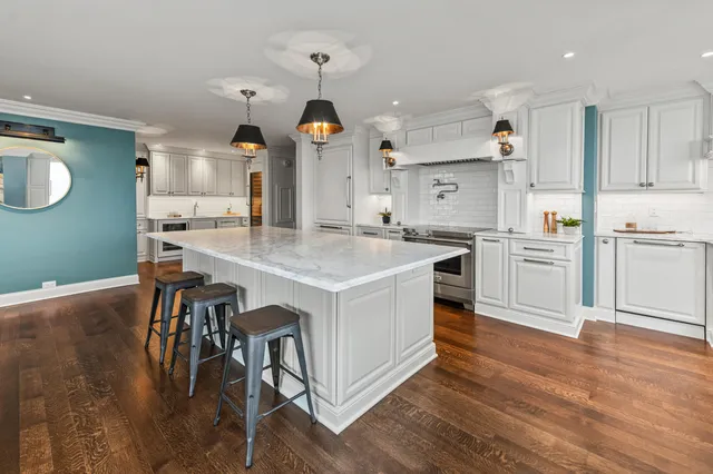 $1,295,000 | 929 North Astor Street, Unit 2706/2708, Milwaukee, WI 53202