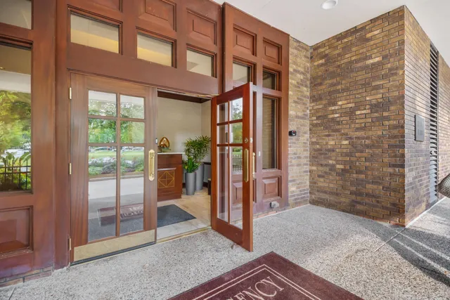 $1,295,000 | 929 North Astor Street, Unit 2706/2708, Milwaukee, WI 53202