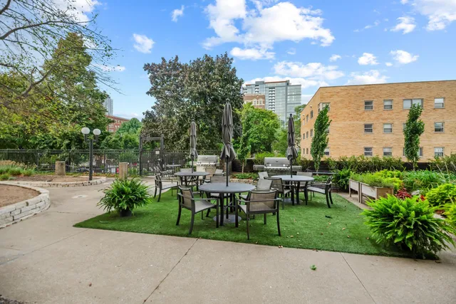 $1,295,000 | 929 North Astor Street, Unit 2706/2708, Milwaukee, WI 53202