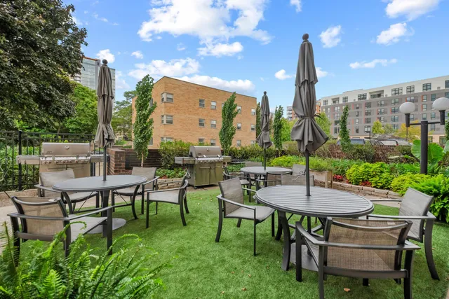 $1,295,000 | 929 North Astor Street, Unit 2706/2708, Milwaukee, WI 53202