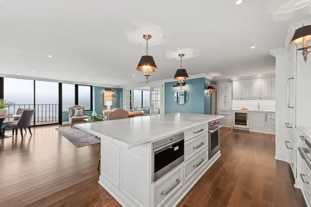 $1,295,000 | 929 North Astor Street, Unit 2706/2708, Milwaukee, WI 53202