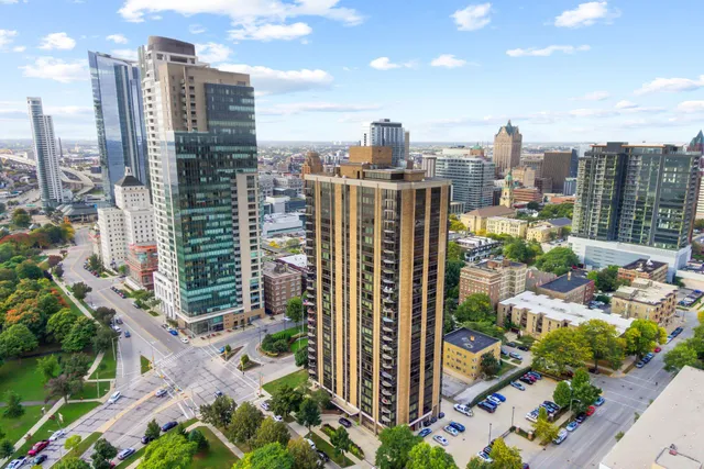 $1,295,000 | 929 North Astor Street, Unit 2706/2708, Milwaukee, WI 53202