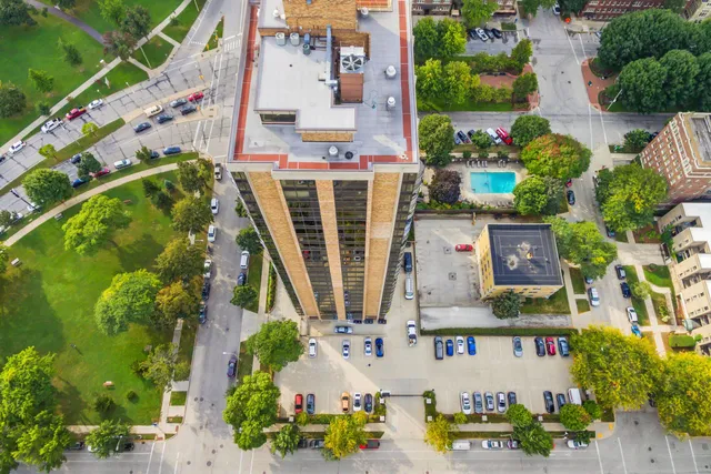 $1,295,000 | 929 North Astor Street, Unit 2706/2708, Milwaukee, WI 53202