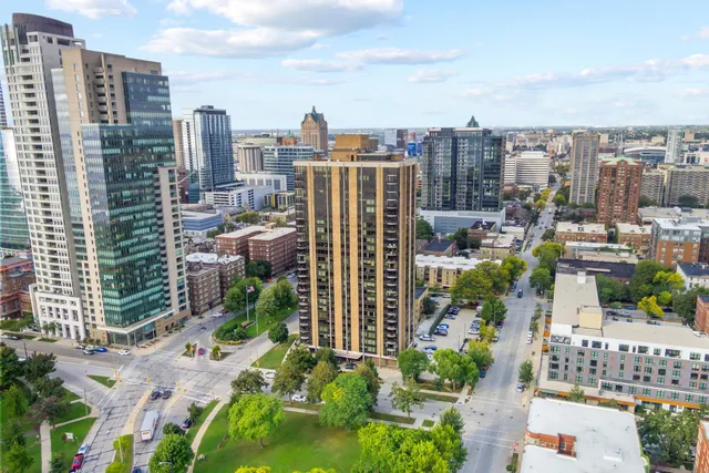 $1,295,000 | 929 North Astor Street, Unit 2706/2708, Milwaukee, WI 53202