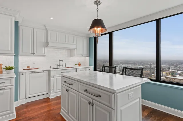 $1,295,000 | 929 North Astor Street, Unit 2706/2708, Milwaukee, WI 53202