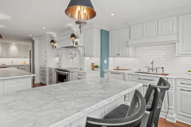 $1,295,000 | 929 North Astor Street, Unit 2706/2708, Milwaukee, WI 53202