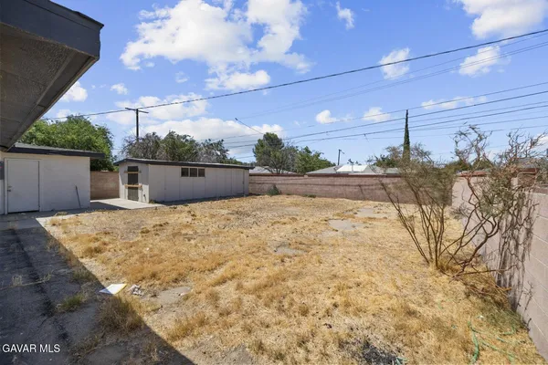 a view of a backyard