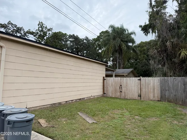 a view of a backyard