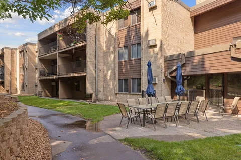 $149,500 | 5697 Green Cir Drive, Unit 219, Minnetonka, MN 55343